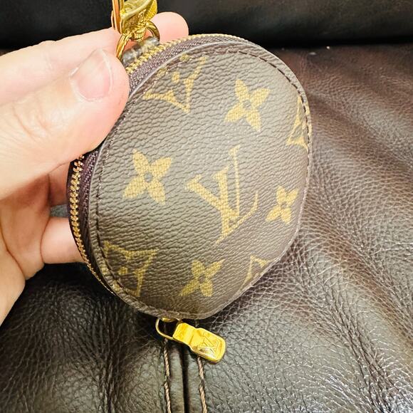 Louis Vuitton Round Coin Purse - Picture 5 of 11